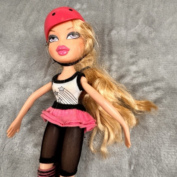 Bratz Play Sportz RC Xtreme Skateboarding Cloe Dressed Shoes Outfit & helmet - Picture 7 of 11